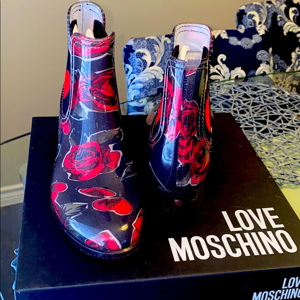 Gently worn Authentic ❤️ Moschino Rain boots!